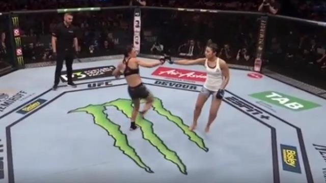 Боец UFC подло ударила соперницу во время приветствия и тут же поплатилась