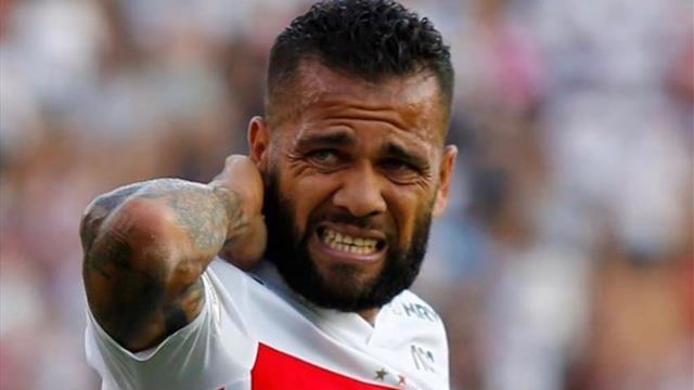¡Lo nunca visto! Dani Alves sufre el ataque de un enjambre de avispas en pleno partido