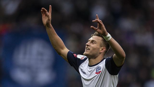 Aston Villa a pus ochii pe mijlocașul român de la Bolton, Dennis Politic