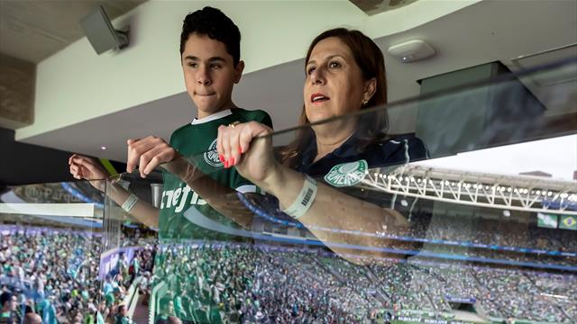 La emocionante historia de una madre que narra los partidos a su hijo ciego La emocionante historia de una madre que narra los partidos a su hijo ciego
