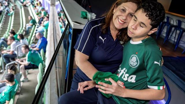 La emocionante historia de una madre que narra los partidos a su hijo ciego