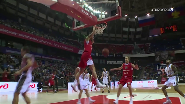 Dalla NBA all'Eurocup: Sam Dekker si diverte con una serie di schiacciate contro Venezia Dalla NBA all'Eurocup: Sam Dekker si diverte con una serie di schiacciate contro Venezia