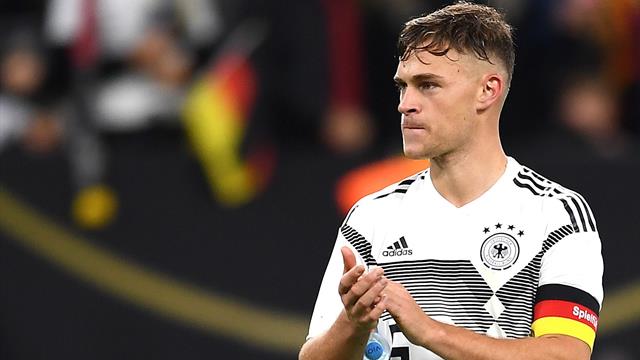 Probleme mit der Kapitänsbinde: Kimmich muss "Bizeps aufpumpen" Probleme mit der Kapitänsbinde: Kimmich muss "Bizeps aufpumpen"