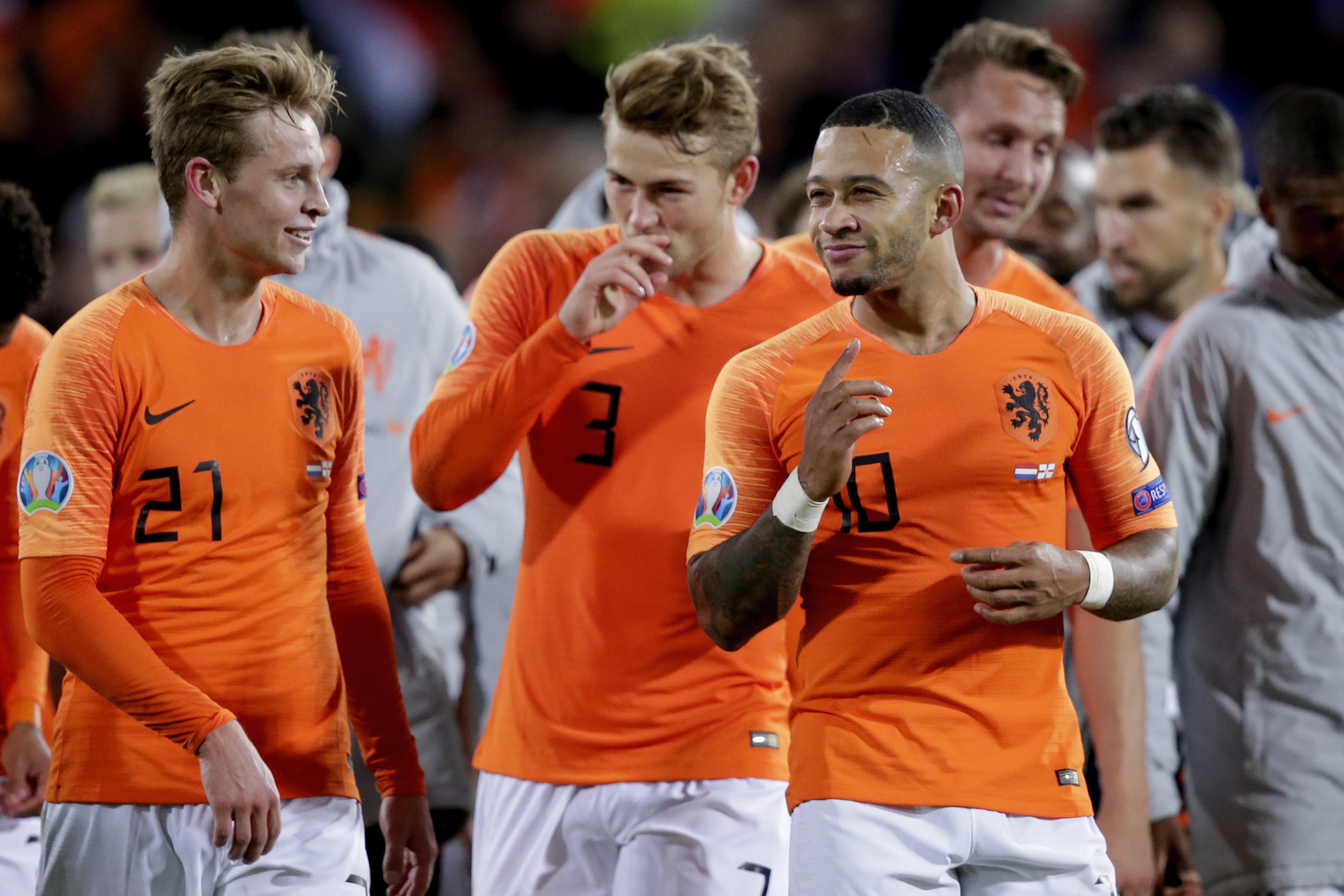 Frenkie de Jong of Holland, Memphis Depay of Holland celebrates the victory during the EURO Qualifier match between Holland v Northern Ireland