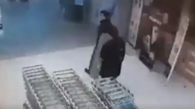 Подростки украли из магазина картонную фигуру Хабиба