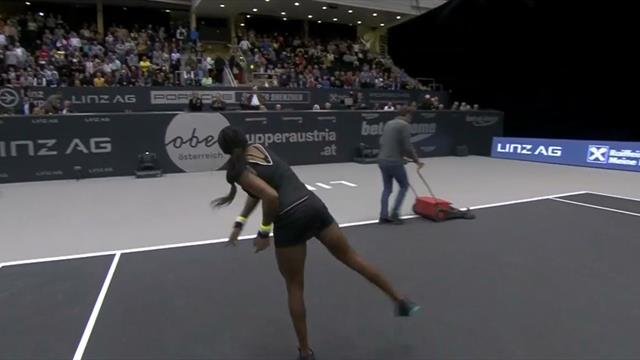 Selbst bei Gauff klappt nicht alles: Talent patzt bei Ballwurf ins Publikum Selbst bei Gauff klappt nicht alles: Talent patzt bei Ballwurf ins Publikum