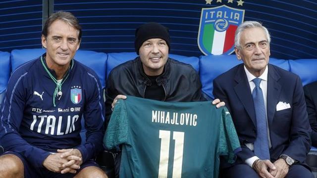 C'è anche Mihajlovic a seguire l'allenamento dell'Italia: a lui la maglia n.11