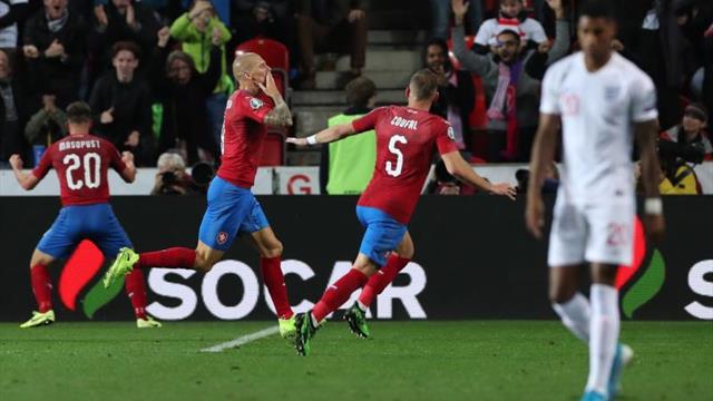 2-1. Inglaterra es víctima de sus propios errores y aplaza su clasificación