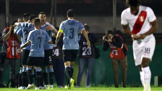 1-0. Uruguay ilusiona con un vistoso primer tiempo ante Perú y un golazo de Brian Rodríguez