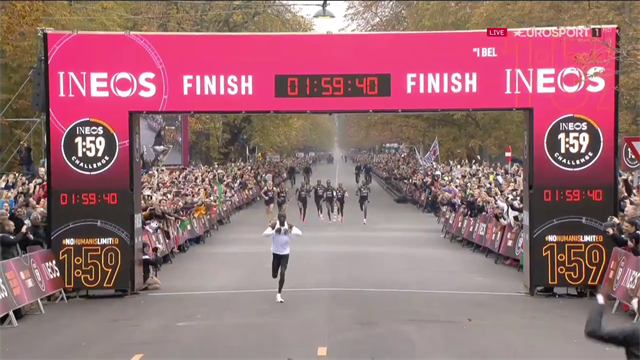 Eliud Kipchoge è nella storia: il keniano corre la distanza della maratona sotto le 2 ore! Eliud Kipchoge è nella storia: il keniano corre la distanza della maratona sotto le 2 ore!