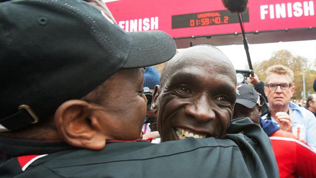"Der spürt keine Müdigkeit!" Kipchoge nach Rekord außer sich vor Freude "Der spürt keine Müdigkeit!" Kipchoge nach Rekord außer sich vor Freude