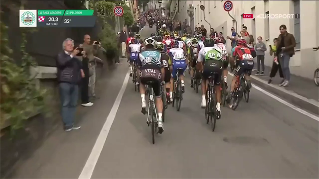 Giro di Lombardia complicato per Nibali che viene investito... Da una borraccia! Giro di Lombardia complicato per Nibali che viene investito... Da una borraccia!