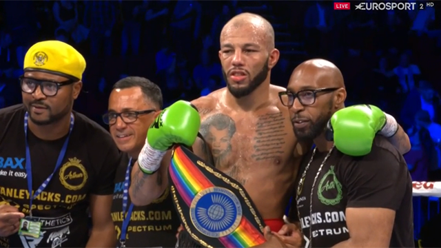 Boxeo, semipesados de la Commonwealth. El Rey Arturo batió al ghanés Anim Boxeo, semipesados de la Commonwealth. El Rey Arturo batió al ghanés Anim