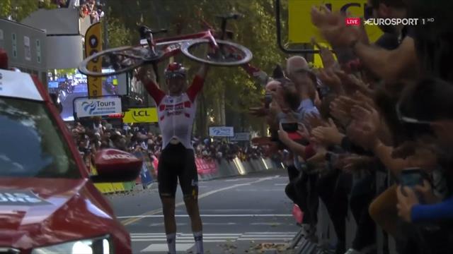 París-Tours 2019: ¡Al cielo con ella! Wallays celebró el triunfo alzando su bicicleta París-Tours 2019: ¡Al cielo con ella! Wallays celebró el triunfo alzando su bicicleta