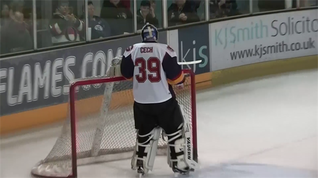 Petr Cech debuta de manera triunfal ¡como jugador de hockey hielo! Petr Cech debuta de manera triunfal ¡como jugador de hockey hielo!