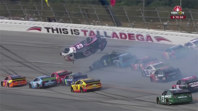 Maxi incidente al Talladega Superspeedway: l'auto di Gaughan prende letteralmente il volo! Maxi incidente al Talladega Superspeedway: l'auto di Gaughan prende letteralmente il volo!