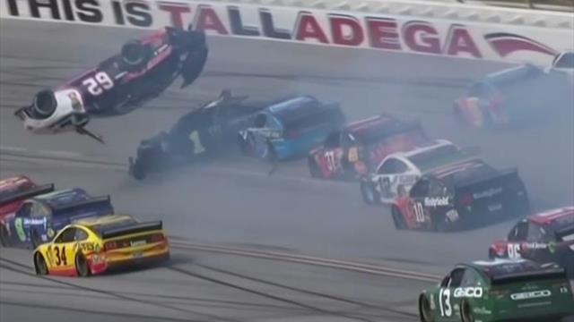 Spektakulärer NASCAR-Crash: Auto macht Flugrolle Spektakulärer NASCAR-Crash: Auto macht Flugrolle