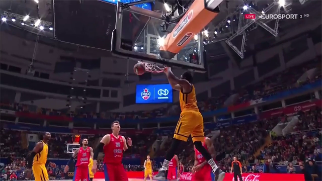 Devin Booker distrugge i ferri nel derby di Mosca: due schiacciate pazzesche contro il CSKA Devin Booker distrugge i ferri nel derby di Mosca: due schiacciate pazzesche contro il CSKA