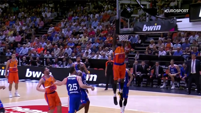 Sam Van Rossom alza, Maurice Ndour schiaccia al volo: ecco il Magic Moment di Valencia-Efes Sam Van Rossom alza, Maurice Ndour schiaccia al volo: ecco il Magic Moment di Valencia-Efes
