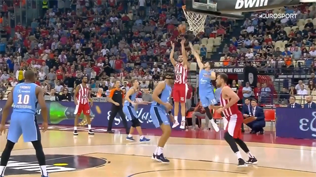 Pazzesca tripla di Papanikolaou: pareggio sul 64-64 e overtime al Pireo Pazzesca tripla di Papanikolaou: pareggio sul 64-64 e overtime al Pireo