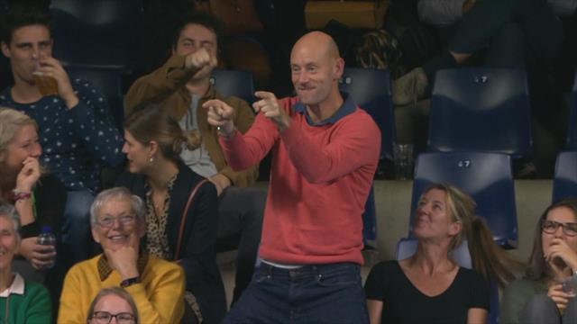 Un tifoso ballerino in tribuna: succede anche questo all'ATP di Anversa Un tifoso ballerino in tribuna: succede anche questo all'ATP di Anversa