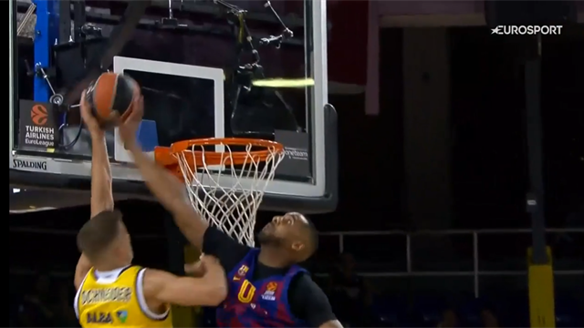 Rimonta e gran stoppata di Brandon Davies che cancella Schneider Rimonta e gran stoppata di Brandon Davies che cancella Schneider