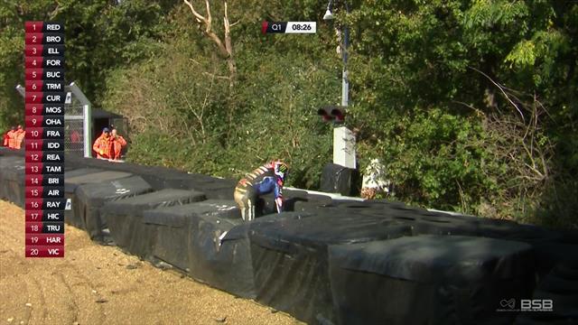 Campeonato británico de SBK: La caída fue tan fuerte que la moto terminó fuera del circuito Campeonato británico de SBK: La caída fue tan fuerte que la moto terminó fuera del circuito