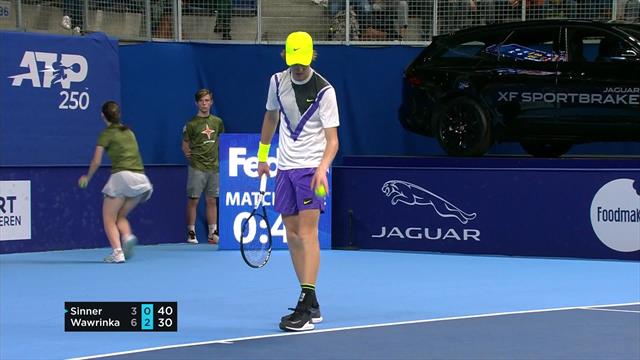 Wawrinka mal payé : après un reflèxe incroyable, c'est Sinner qui a conclu le point Wawrinka mal payé : après un reflèxe incroyable, c'est Sinner qui a conclu le point