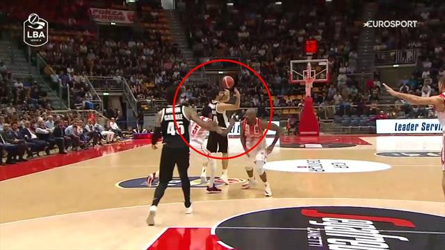 Milos Teodosic con una visione pazzesca: splendido assist dietro la testa per Julian Gamble Milos Teodosic con una visione pazzesca: splendido assist dietro la testa per Julian Gamble