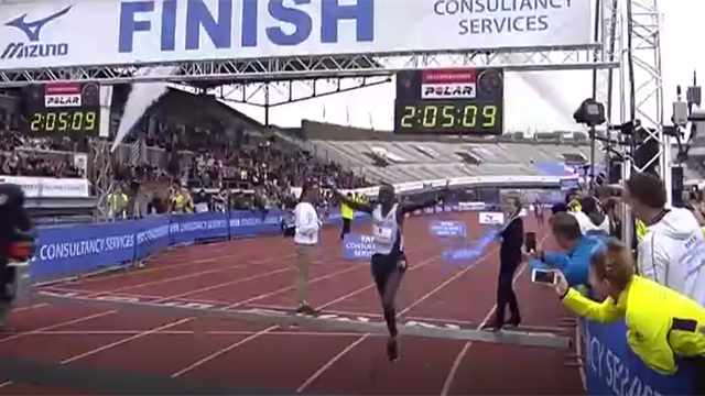 Vincent Kipchumba vince la maratona di Amsterdam: il kenyano sferra l'attacco decisivo all'ultimo km Vincent Kipchumba vince la maratona di Amsterdam: il kenyano sferra l'attacco decisivo all'ultimo km