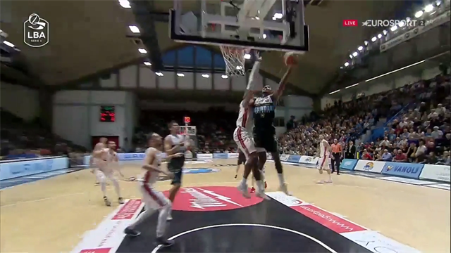 Wesley Saunders è il killer di Milano: è tutto suo il parziale decisivo di 7-0 per Cremona Wesley Saunders è il killer di Milano: è tutto suo il parziale decisivo di 7-0 per Cremona