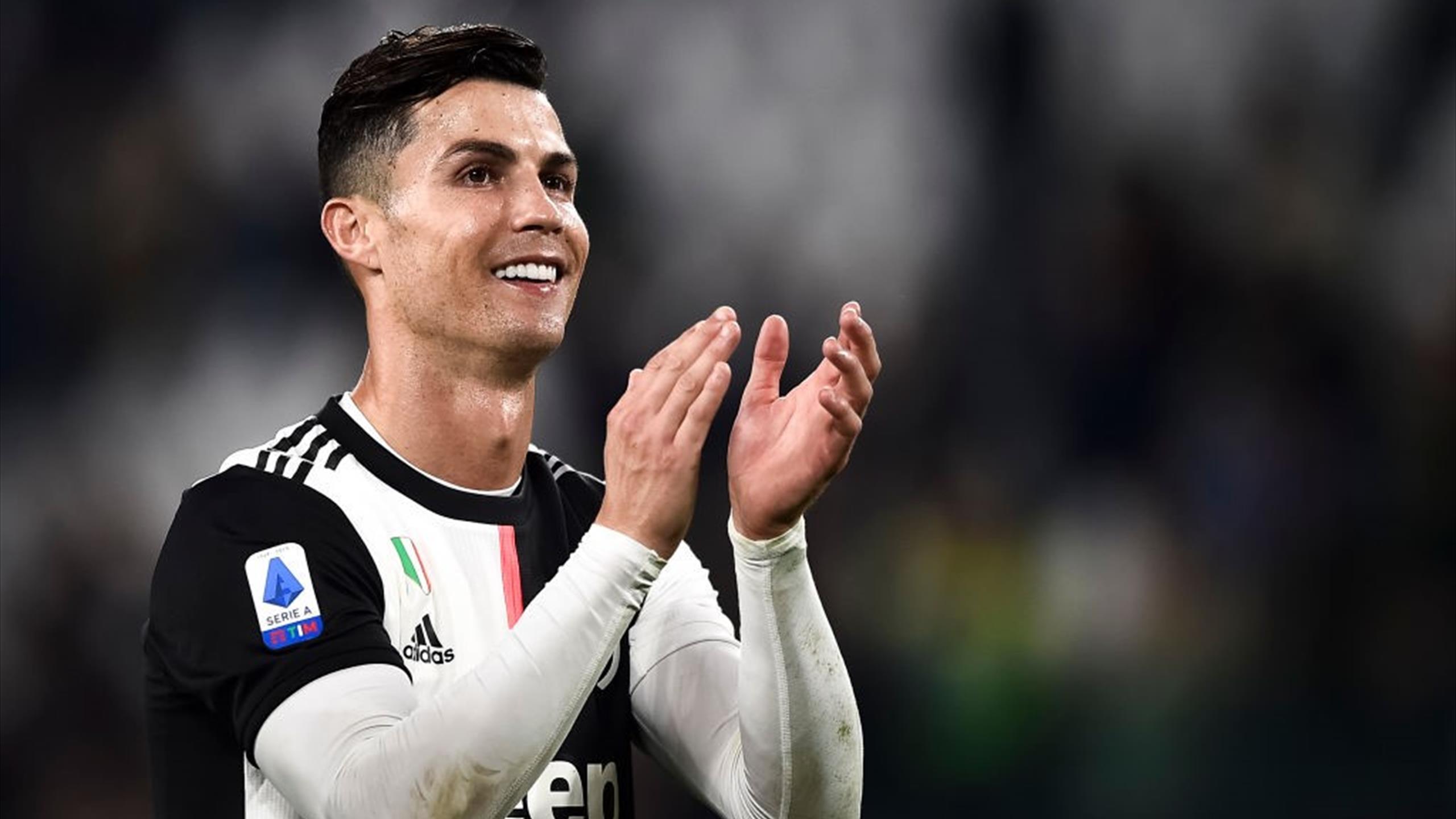 La Divertida Imagen De Cristiano Ronaldo Disfrazado En El Entrenamietno De La Juve Eurosport