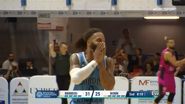 Adrian Banks è semplicemente dominante contro il Telekom Baskets Bonn Adrian Banks è semplicemente dominante contro il Telekom Baskets Bonn