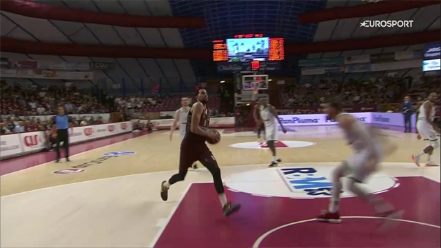 Austin Daye ha "le mani al miele": secondo tempo con un canestro più bello dell'altro Austin Daye ha "le mani al miele": secondo tempo con un canestro più bello dell'altro