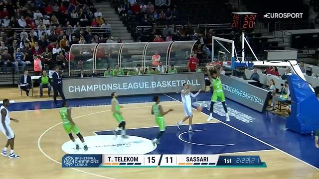 Dwayne Evans col recupero difensivo e la grande schiacciata in contropiede Dwayne Evans col recupero difensivo e la grande schiacciata in contropiede