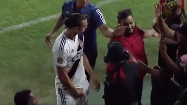 Ibrahimovic non digerisce il ko nel derby: gestaccio ai tifosi mentre esce dal campo