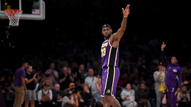 Les Lakers ouvrent leur compteur grâce à LeBron, Towns étourdissant pour Minnesota