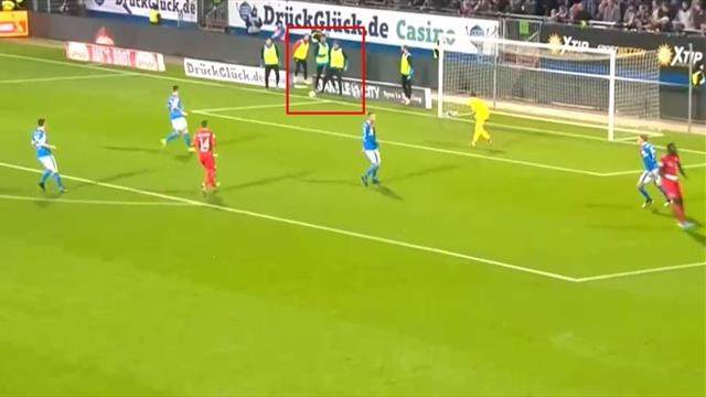 Clamoroso in Zweite Liga: una riserva provoca il rigore più assurdo del 2019