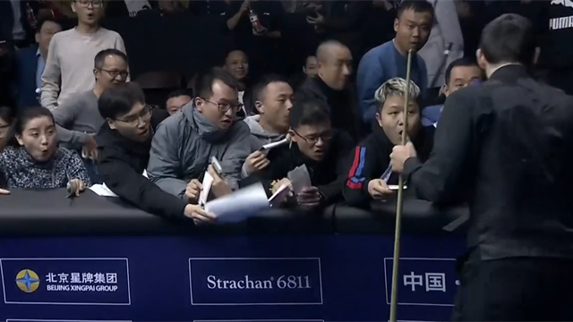 World Open: ¡Avalancha por Ronnie O'Sullivan! Casi vuelcan la valla publicitaria pidiendo autógrafos World Open: ¡Avalancha por Ronnie O'Sullivan! Casi vuelcan la valla publicitaria pidiendo autógrafos