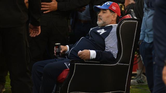 Depuis son "trône" au bord du terrain, Maradona assiste à une démonstration des siens Depuis son "trône" au bord du terrain, Maradona assiste à une démonstration des siens