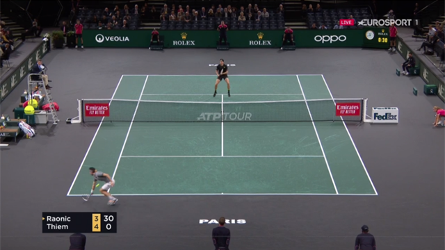 En bout de course, au ras du sol et à une main : Ce passing de Thiem n'a rien d'humain En bout de course, au ras du sol et à une main : Ce passing de Thiem n'a rien d'humain