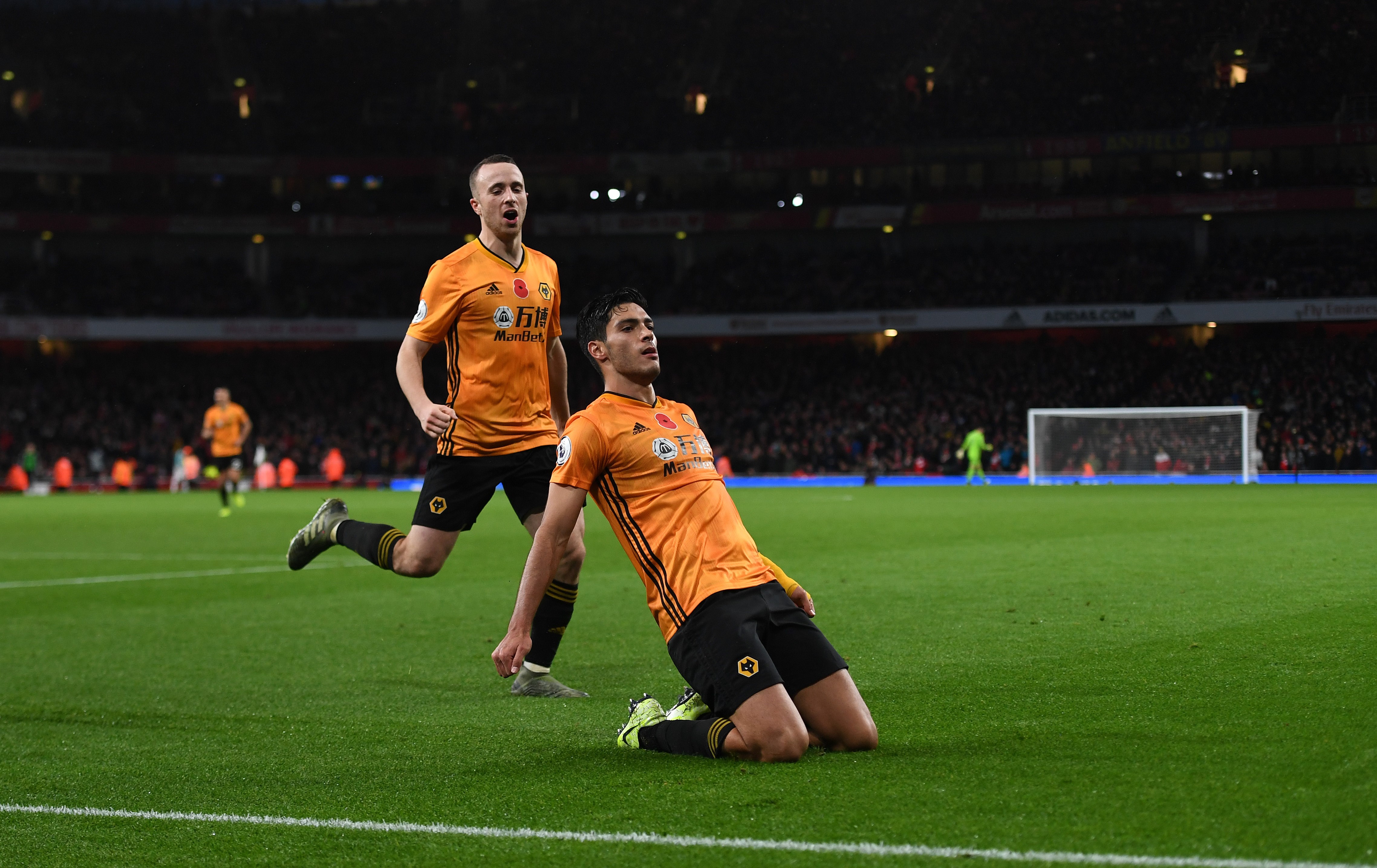 Raul Jimenez, Arsenal karşısında skoru 1-1'e getiren golünü kutluyor.