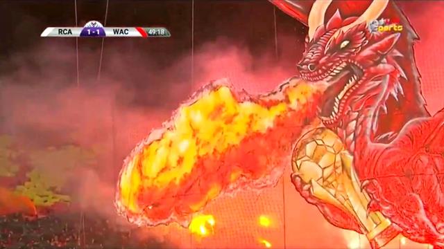 Un dragon met le feu au stade : incroyable tifo au Maroc