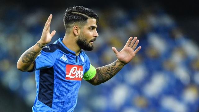Napoli, lo strano gesto di Mertens ai tifosi che contestano Napoli, lo strano gesto di Mertens ai tifosi che contestano