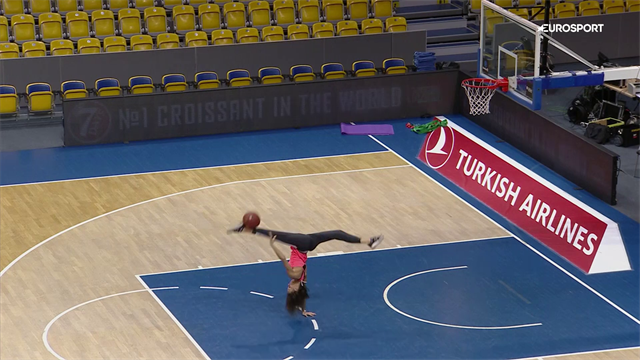 WATCH - Cheerleader lands outrageous basket before game WATCH - Cheerleader lands outrageous basket before game
