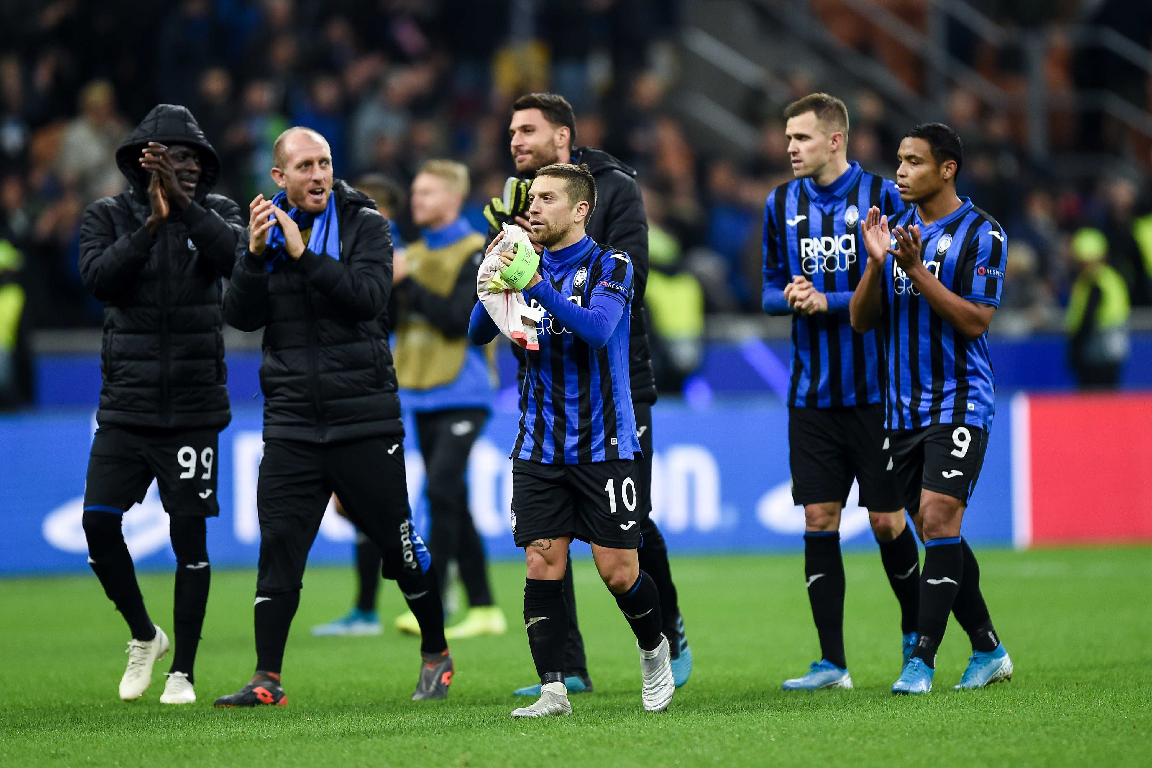 Zapata, Masiello, Gomez, Ilicic e Muriel si prendo gli applausi dopo lo storico primo punto in Champions League dell'Atalanta (1-1 vs Man City)