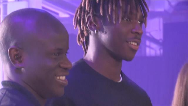 Mingea oficială EURO 2020 lansată de Kante și Batshuayi la Londra Mingea oficială EURO 2020 lansată de Kante și Batshuayi la Londra