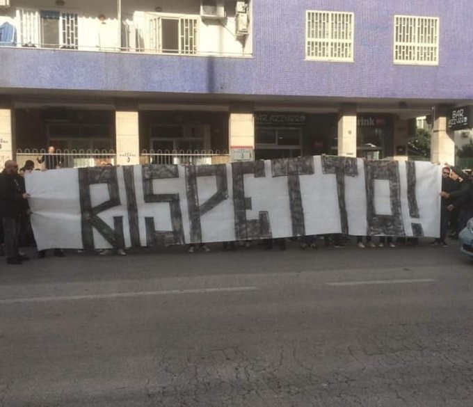 "Rispetto": lo striscione dei tifosi del Napoli