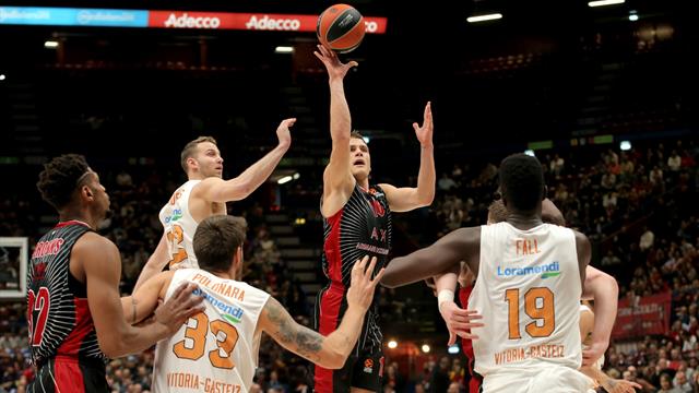 L'Olimpia Milano continua a sognare in vetta battuto il Baskonia 81-74 sesta vittoria in fila