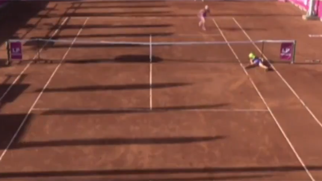 Increíble caída de una jugadora de tenis durante la disputa de un partido en Chile
